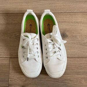 Cariuma OCA Sustainable Low-Top Canvas Sneakers Off-White, Women's Sz 6.5